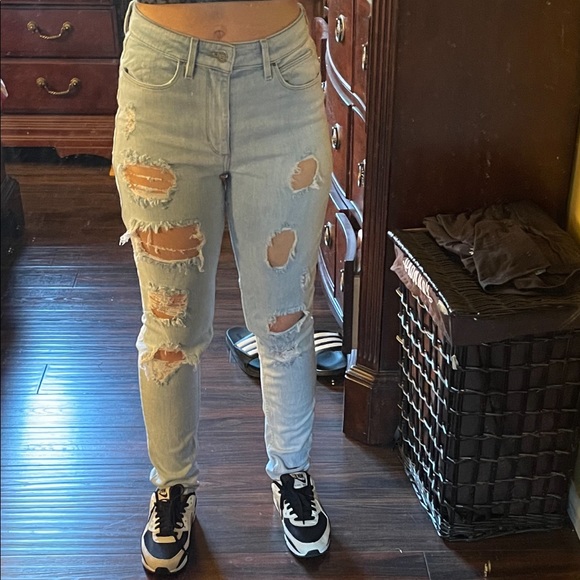 Guess 1981 High Rise Ripped Jeans - Picture 6 of 7